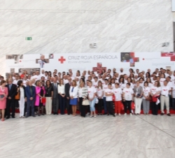 Su Majestad la Reina junto a los voluntarios de Cruz Roja y las autoridades prensentes en el acto